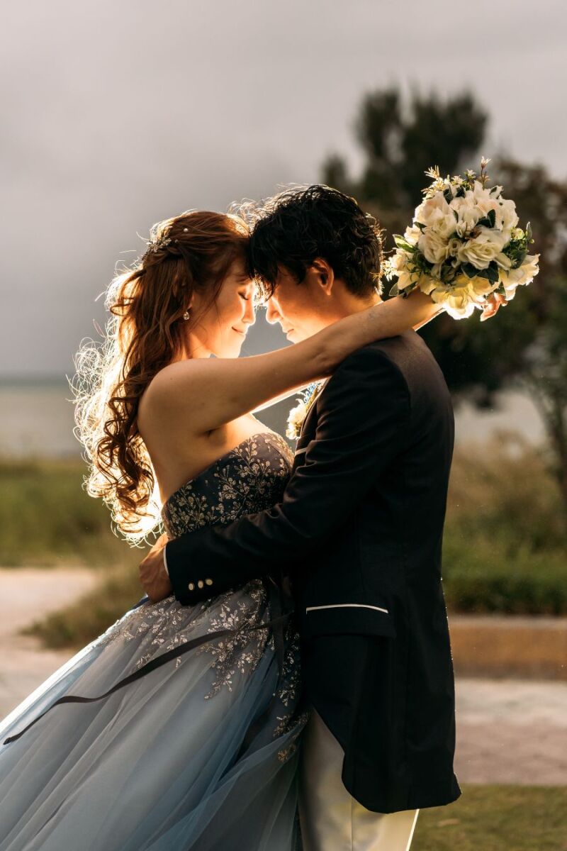 青い海と白い砂浜で永遠の誓いを交わす2人の記念日