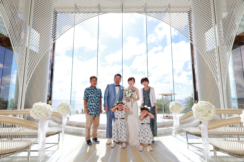 リゾートチャペルでふたりの結婚を記念した集合写真