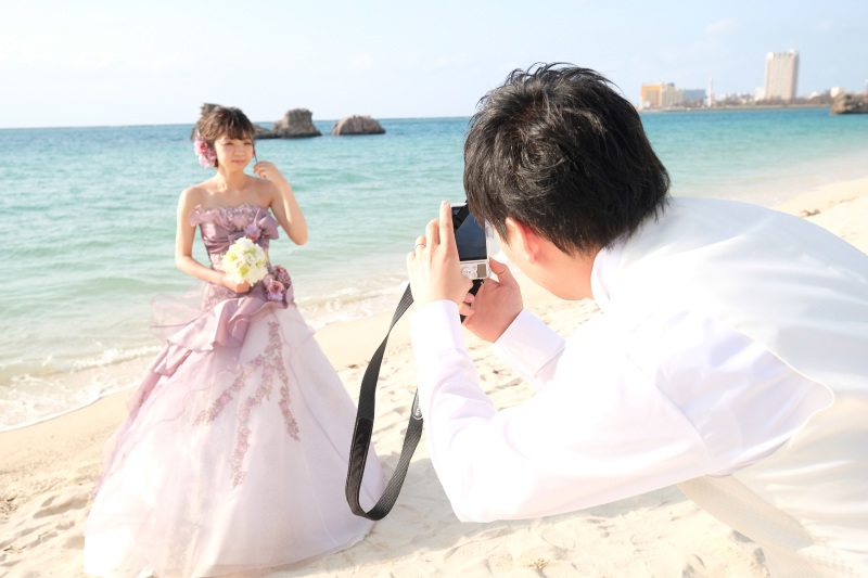 一生懸命撮影している新郎様