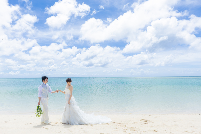 手を取り合って