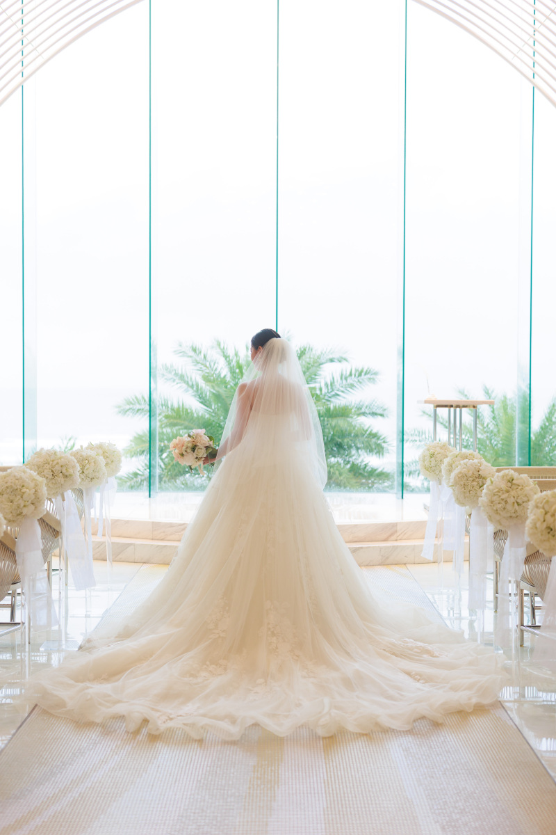 上品なドレスに包まれた美しい新婦様のソロショット