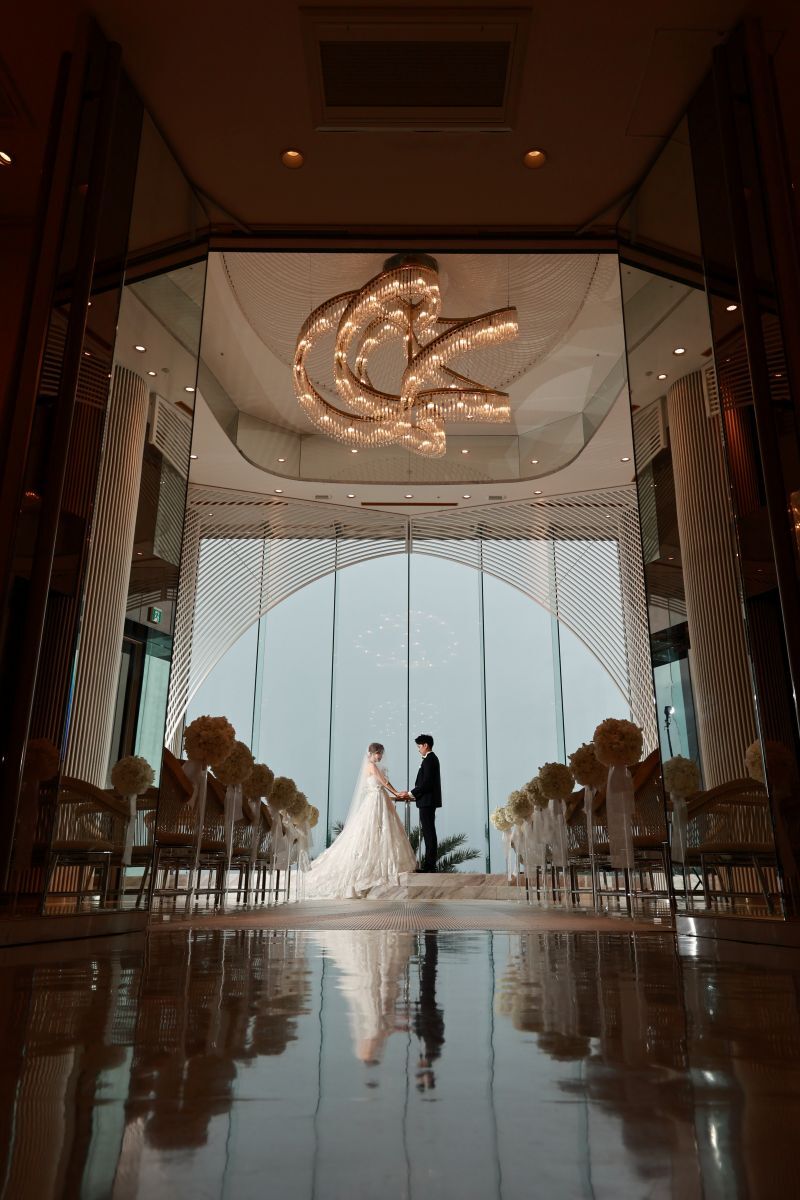 祭壇では向かい合い、手を取り合って指輪交換シーン