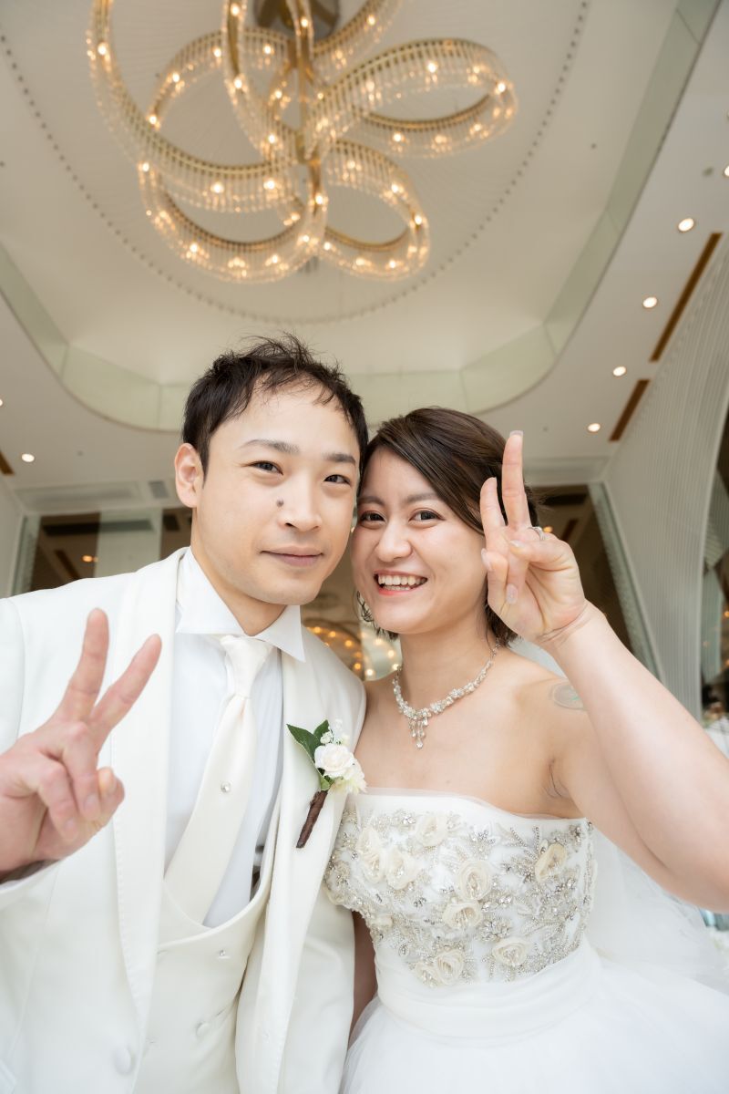 天井からふたりを見守るお花の形をしたシャンデリア