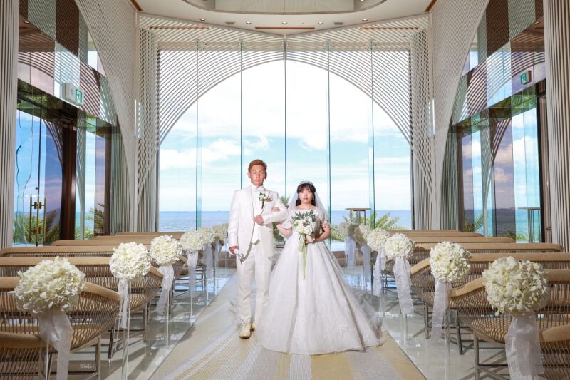 沖縄の美しい風景の中で、愛を育むウエディング撮影