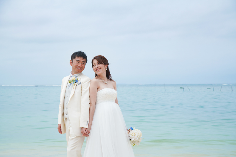 青い海をバックに