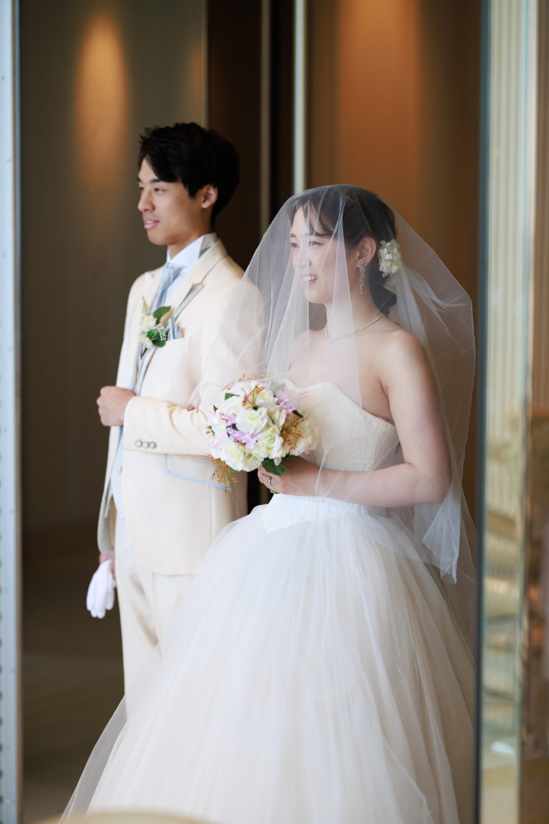 沖縄の美しい風景の中で、愛を育むウエディング撮影
