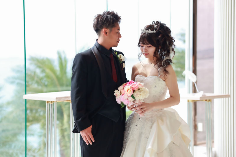 優しい自然光に包まれて、おふたりの幸せオーラ全開