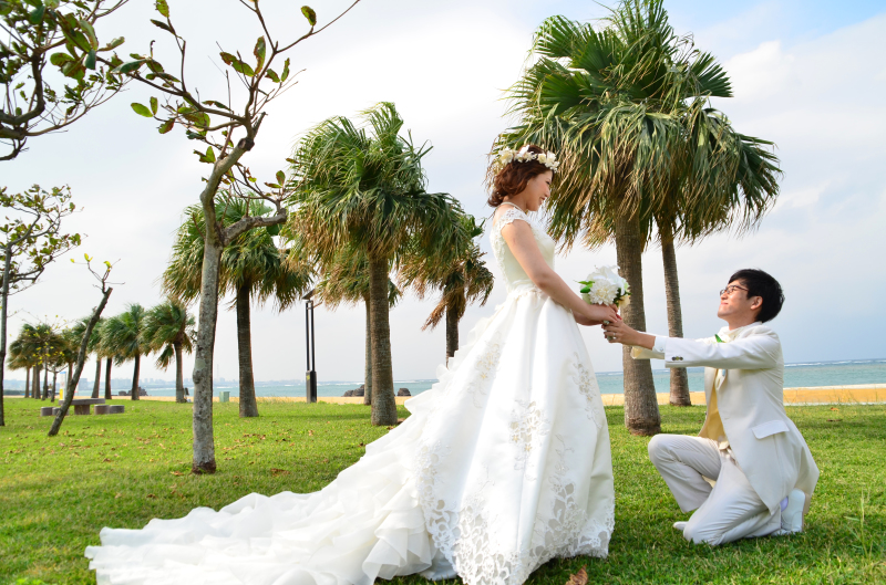 自然の中で愛の誓いを