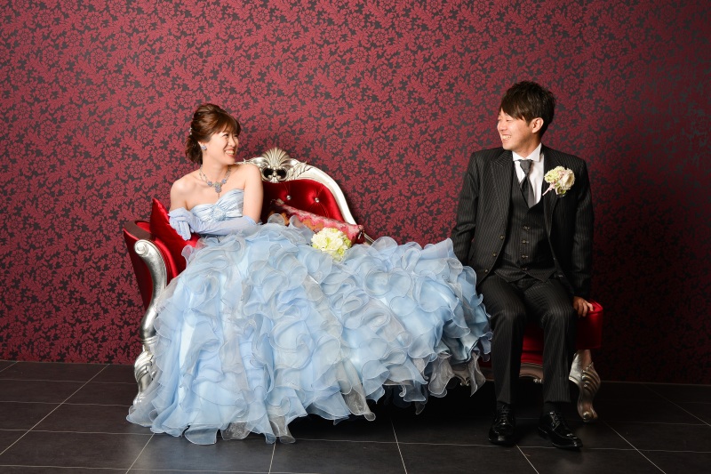 ソファに座ってポージング