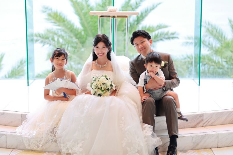 ラストは祭壇に座って４人仲良くファミリーショット