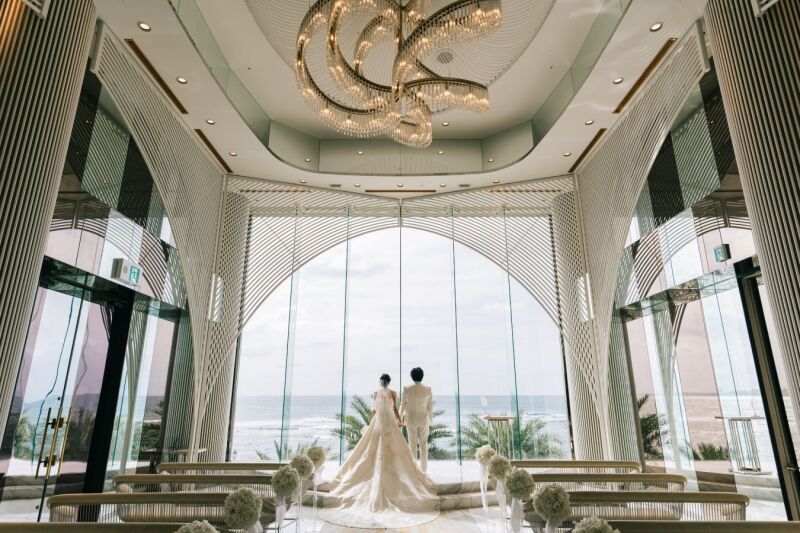 チャペル全体＆後ろ姿、シルエットが絵になります！