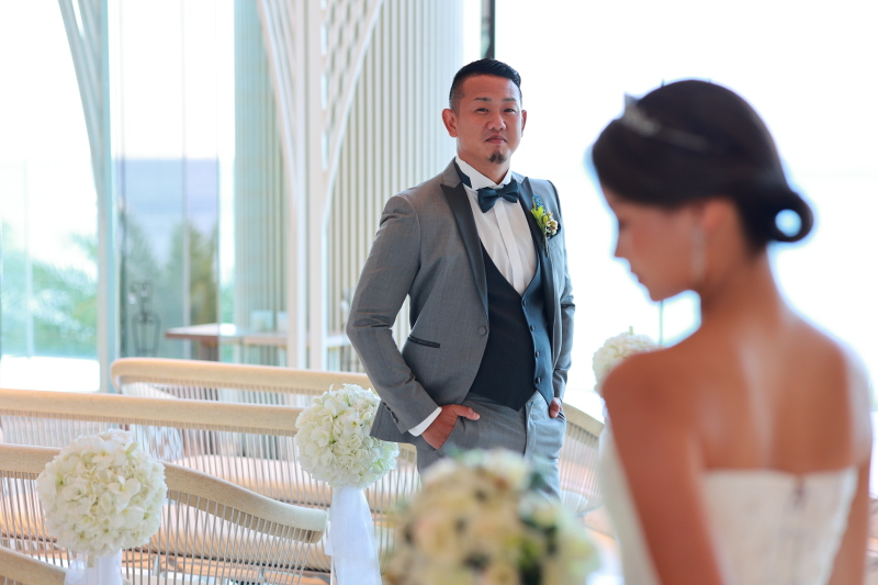 青い海、白いドレス、おふたりの輝く未来