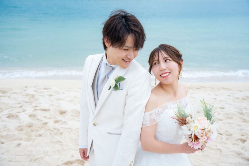 背中越しに伝わる絆…見つめ合うふたり