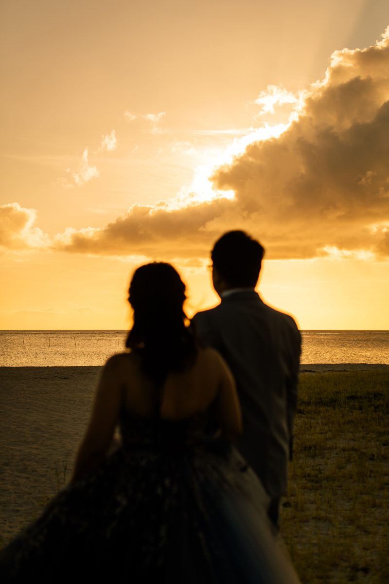 あたり一面 オレンジ色に染まった空と海の景色だけ