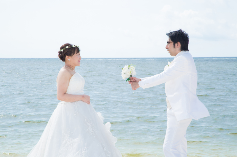 差し出すブーケ