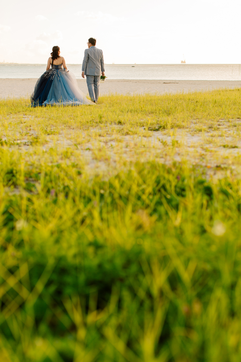 ビーチ撮影を意識して選んだおふたりの衣裳をご紹介