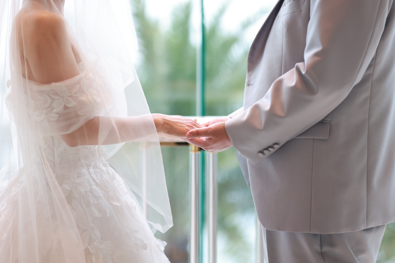 神秘的なチャペルで絆を結ぶ、ふたりのシルエット♪