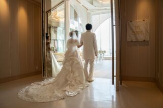 〈静寂の中、神聖な空気が漂い 永遠の愛を誓う瞬間〉×〈幸せいっぱいの2人の笑顔〉