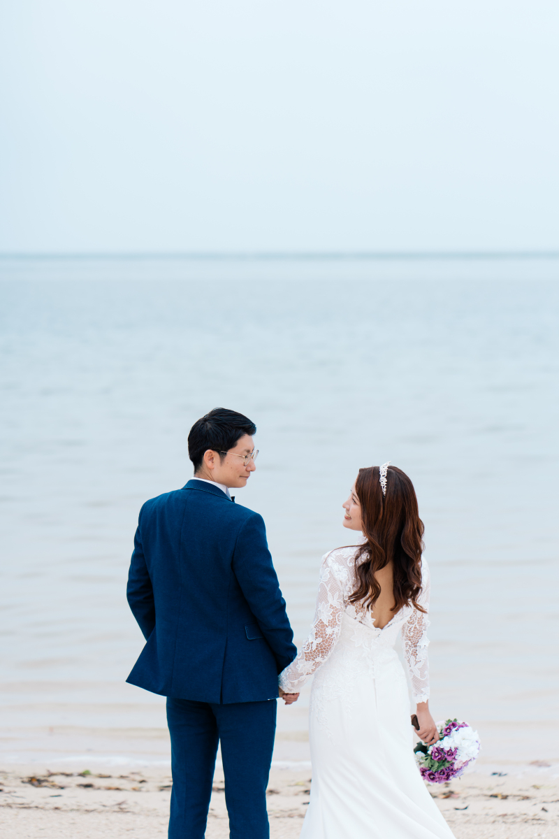 ♡青い海と空を背景に、笑顔で見つめ合うおふたり♡