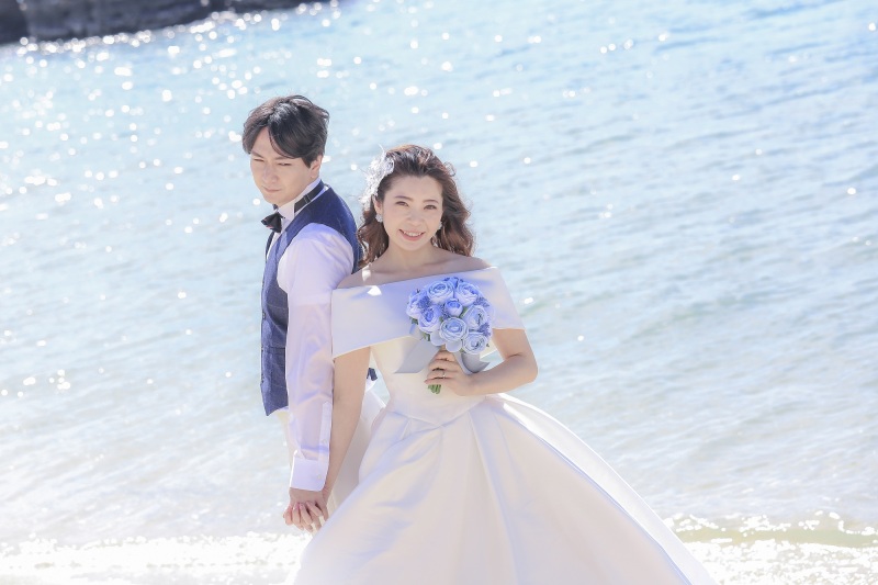 肩を寄せ合って