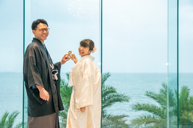 海をバックに♪