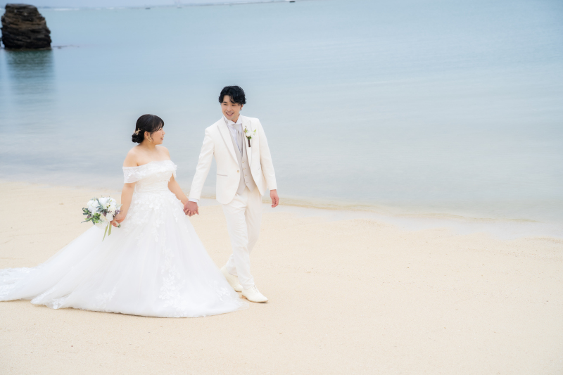 ふたりで波打ち際を歩く、ただそれだけで幸せです♡