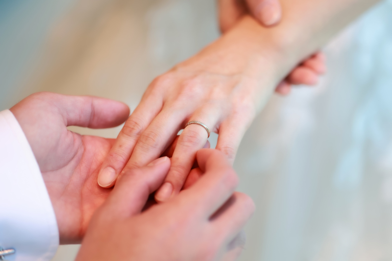 沖縄の美しい風景の中で、愛を育むウエディング撮影