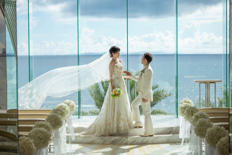 ロングベールをなびかせて