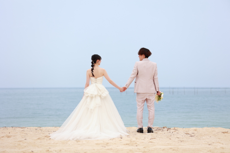 海をバックに♡
