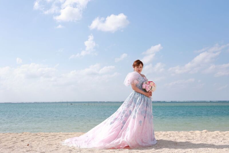 海風に包まれて、花と想いを