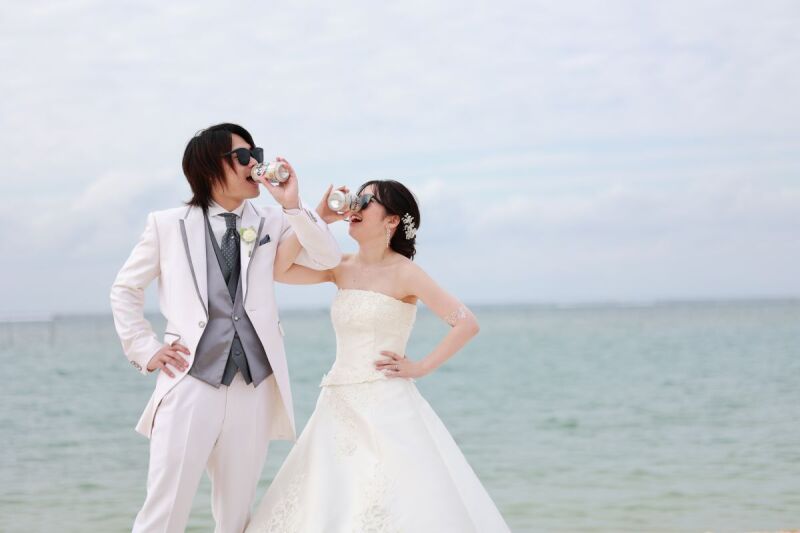 ビーチで乾杯！沖縄らしい瞬間