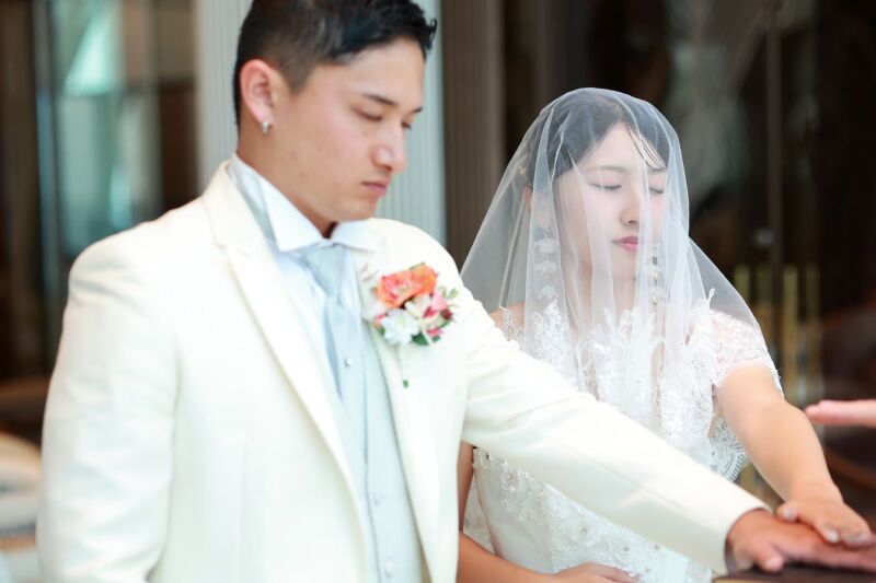 手を重ね誓いの時。心に誓い、牧師先生にも誓います