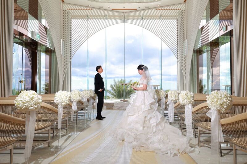 ドレス全体のシルエットが分かりやすいチャペル全景