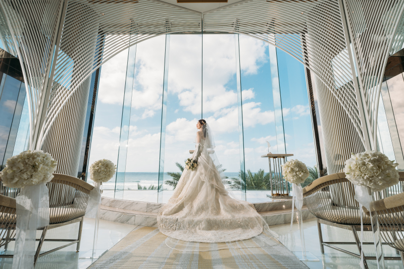 トレーンの長さが気品溢れ美しいウエディングドレス