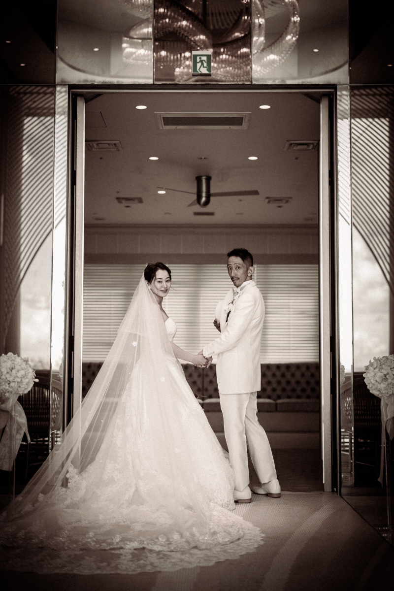 上品な衣裳に包まれた美しいふたりのラストショット