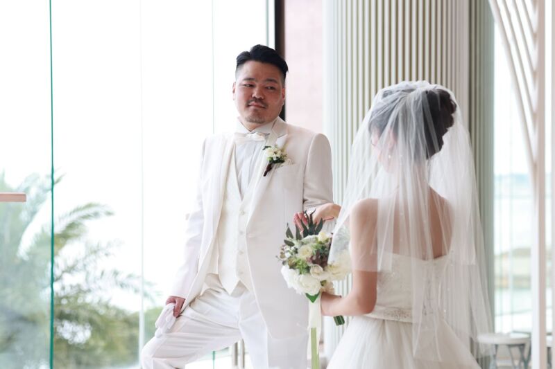 新郎様の素敵なエスコート、手を取り合うふたりの愛