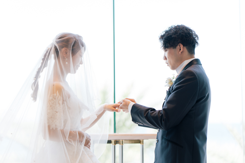 重ねた手と手。永遠の絆を結ぶ、ウエディングの舞台