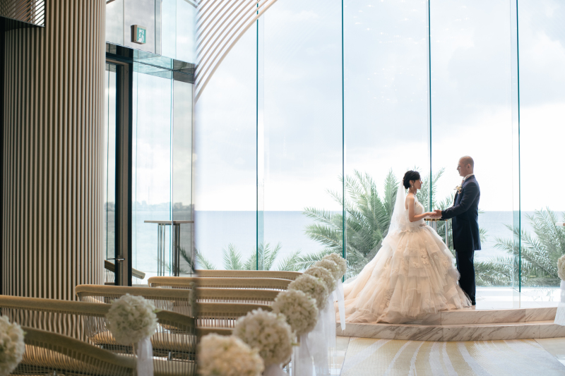 沖縄の美しい風景の中で、愛を育むウエディング撮影