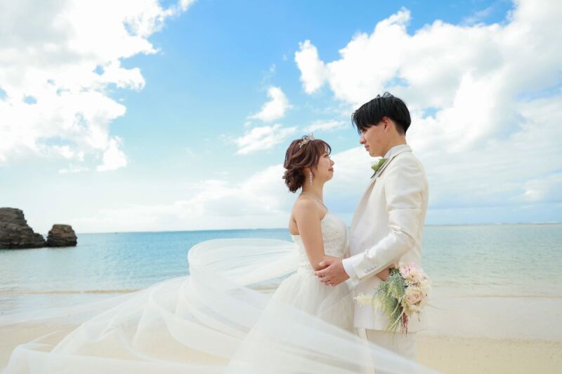 風に舞う*ウエディングドレスが優雅さをプラスする