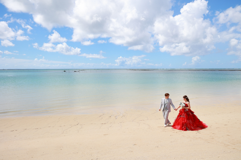JUST♥MARRIED!ビーチに映える2人の姿
