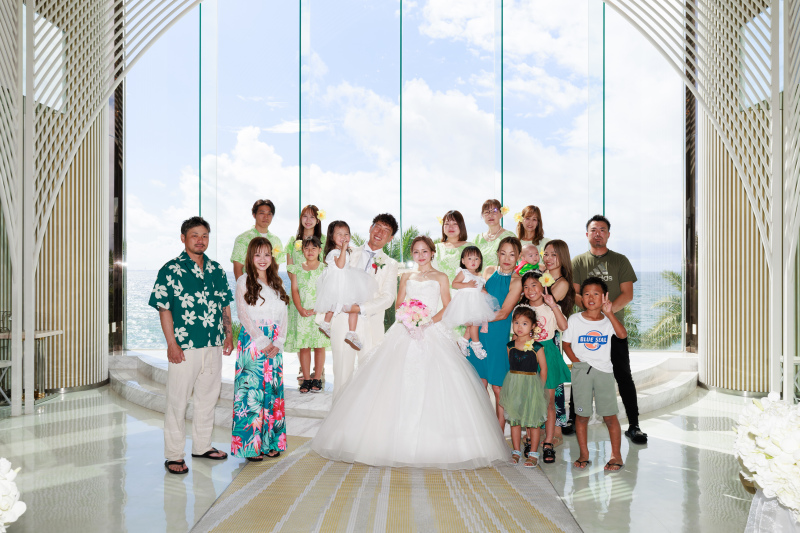 リゾートチャペルでふたりの結婚を記念した集合写真