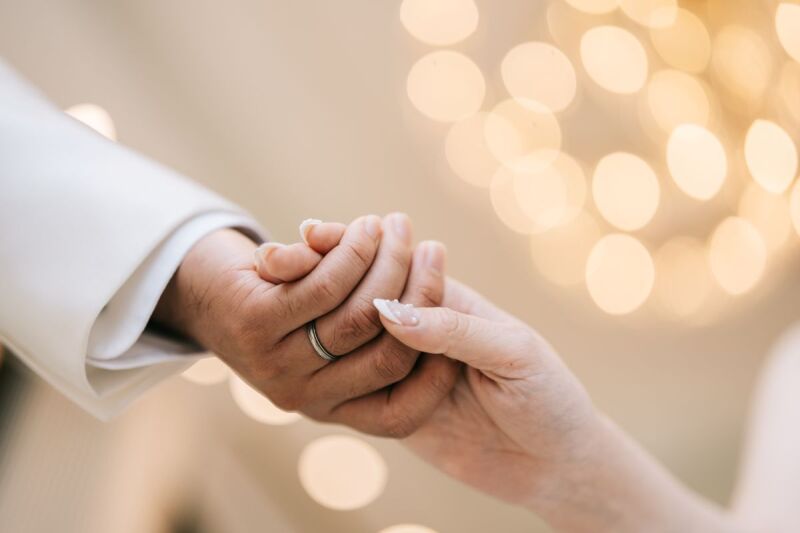 手を取り合って