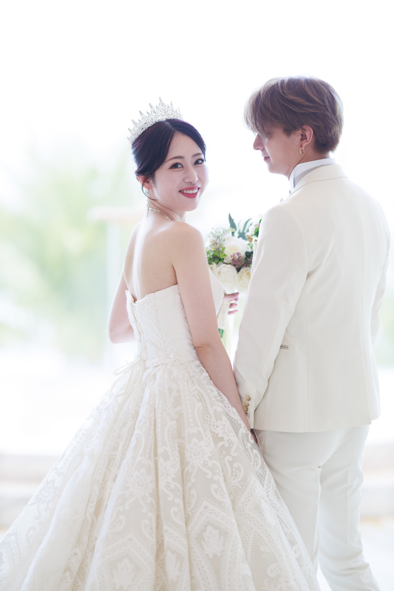 手を繋いだふたりの振り向きショット♡笑顔が素敵*