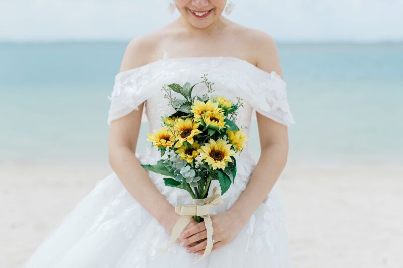 太陽のように輝く笑顔とひまわり