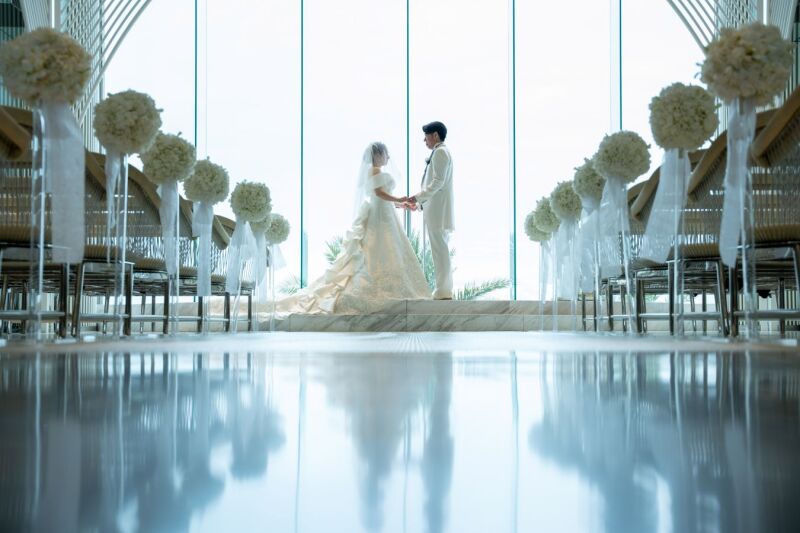 広い窓から差し込む光が幻想的に演出する記念写真♪