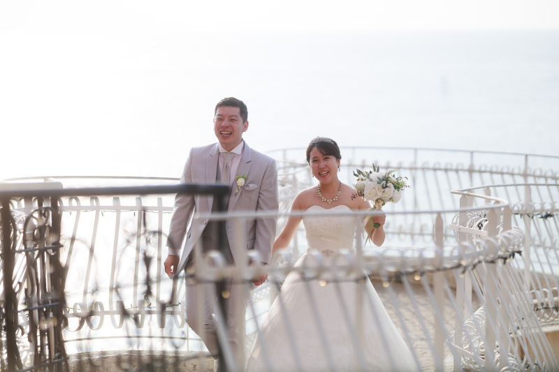 海と空の青い景色が美しく広がったこの場所で誓う愛