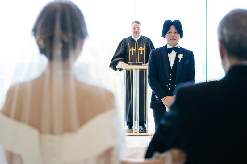 静寂の中、扉の方を見つめて待機されているご新郎様