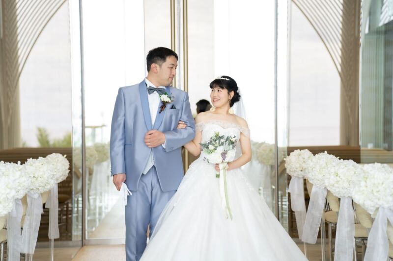 バージンロードをゆっくりと歩きます