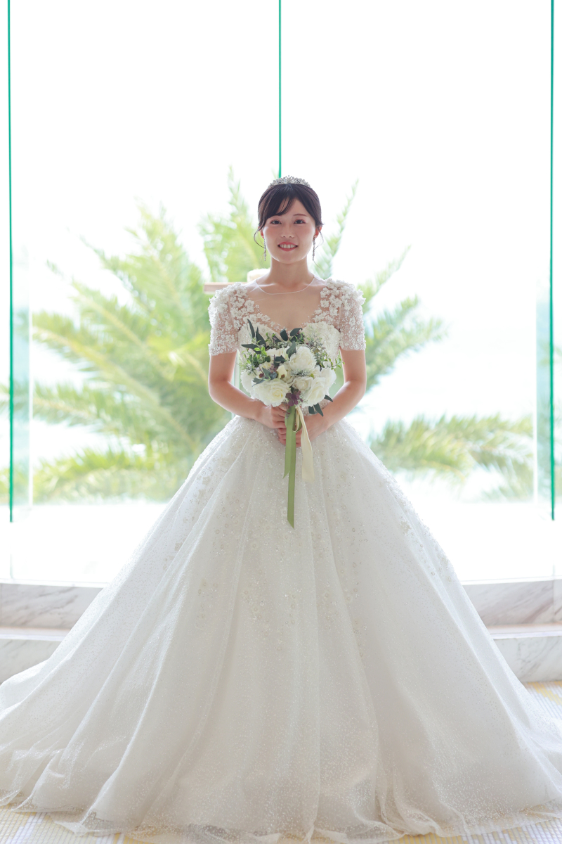 上品なドレスに包まれた美しい新婦様のソロショット