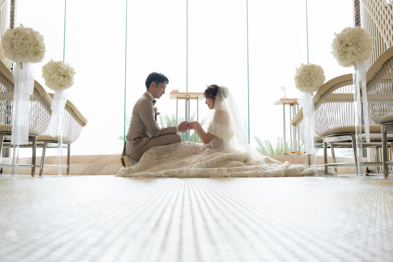 優しい自然光に包まれて、手を取り合う2人♡